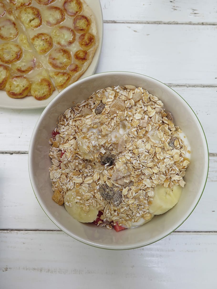 menjar d’avena, blanc, ceràmica, bol, tallar el plàtan, civada, menjar, tall, plàtan, gourmet, berenar, material de fusta, frescor, postres, al forn, refresc, menjar i beguda, alimentació saludable, a l'interior, tir de l'estudi, benestar, taula, natura morta, llest per menjar, vista d’angle alt, cap gent, directament a sobre, estri de cuina, esmorzar, primer pla, cullera, fruita, 4K