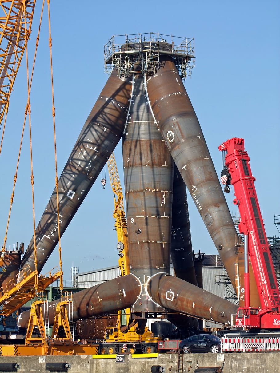 Windkraft, Off-Shore, Stativ, groß, Windenergie, Wind, Windkraftanlage, Stromerzeugung, aktuell, Technologie, bremerhaven, Industrie, Transport, Kran - Baumaschinen, Hafen, kommerzielles Dock, Himmel, Natur, Kraftstoff- und Stromerzeugung, Geschäft, Fabrik, Tag, keine Leute, die Architektur, Maschinen, Öl Industrie, Metall, Flachwinkelansicht, klarer Himmel, draußen, gebaute Struktur, Raffinerie, Rohr - Rohr, 4K