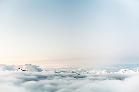 hvide skyer, skyer, over, bjerg, spids, top, topmøde, høj, udsigt, panorama, cloudscape, himmel, luft, flyvningen, blå, vejr, atmosfære, horisont, sky - himmel, skønhed i naturen, scenics - natur, kopiere plads, ro, natur, ingen mennesker, fluffy, dag, hvid farve, fly, udendørs, rolig scene, flyvende, idyllisk, luftfartøj, højt op, blødhed, 5K