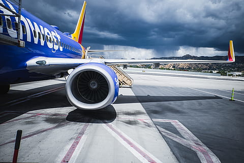 aereo passeggeri, aeroporto, grigio, nuvoloso, cielo, volo 1669, volo, aereo, pista di decollo, Jet, nube, aereo commerciale, mezzi di trasporto, veicolo aereo, viaggio, modalità di trasporto, asfalto, Pista d'atterraggio, attività commerciale, viaggio di lavoro, motore a reazione, modo di trasporto, nuvola - cielo, ala di aereo, strada, natura, nessuno, velocità, all'aperto, architettura, motore, giorno, veicolo terrestre, ruota, industria aerospaziale, lusso, 4K, CC0, dominio pubblico, privo di copyright