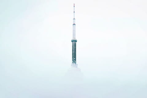 rascacielos, torre, arquitectura, edificio, cielo, agudo, aguja, jeringuilla, suministros médicos, inyectando, nadie, salud y medicina, solo objeto, naturaleza, niebla, medicina, mojado, foto de estudio, estructura construida, altura maxima, copia espacio, cuidado, 2K, CC0, dominio público, libre de derechos