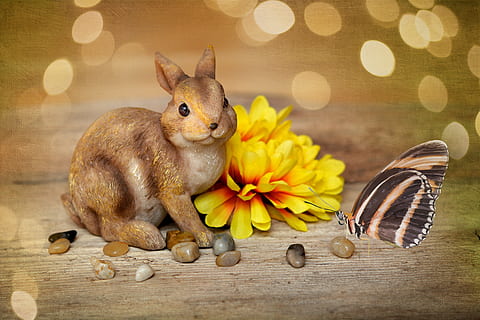 Hase, Osterhase, dekohase, Blume, blühen, Stoffblume, Gelb, Schmetterling, Steine, Deko, Dekoration, dekorativ, Bokeh, Frühling, Ostern, Tier, Tierthemen, Säugetier, Kaninchen - Tier, drinnen, keine Leute, Urlaub, Feier, Tabelle, Nahansicht, Tierdarstellung, Lebensmittel, Holz - Material, Tierwelt, Osterei, Darstellung, Fokus auf den Vordergrund, 5K, CC0, gemeinfrei, lizenzfrei