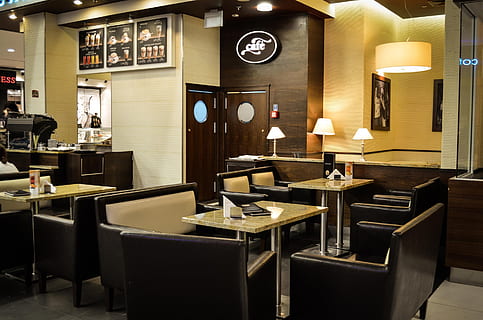 cafeteria, spiseborde, stole, cafe, tabeller, indre, humør, lys, hjemlige værelse, husholdnings køkken, køkken, indendørs, luksus, apparat, bord, belyst, stol, belysningsudstyr, sæde, elektrisk lampe, møbel, ingen mennesker, forretning, arkitektur, hjem interiør, moderne, restaurant, rigdom, fravær, billedramme, mad og drikke, 2K, CC0, offentligt domæne, royaltyfrie