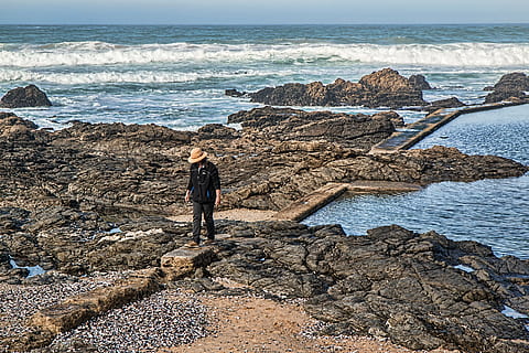 person, stående, klippe, alene, strand, klipper, havet, hav, ocean, sommer, natur, dom, fred, udendørs, berolige, lempelse, kvinde på stranden, ensomhed, ferie, rolig, fritid, slap af, indhold, Herolds Bay Sydafrika, rock-objekt, vand, solid, en person, jord, fuld længde, fritidsaktivitet, skønhed i naturen, himmel, livsstil, rigtige mennesker, horisont over vand, voksen, 5K, CC0, offentligt domæne, royaltyfrie