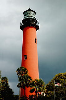 majakka, jupiter, florida, maamerkki, Jupiter, Florida, matkustaa, tuloaukko, meri, loma, monumentti, arkkitehtuuri, punainen, turvallisuus, suojaus, opastus, suunta, torni, taivas, rakennettu rakenne, rakennuksen ulkoa, rakennus, kasvi, luonto, matala kulma, pilvi - taivas, puu, ei ihmisiä, päivä, pitkä - korkea, ulkona, 2K, CC0, public domain, rojaltivapaa