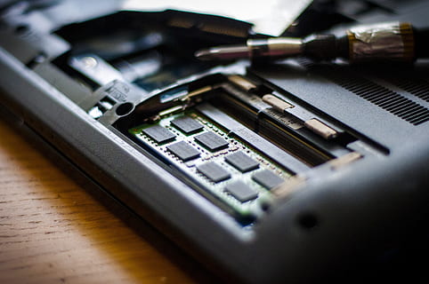 Nahaufnahmen, schwarz, elektronisch, Teil, hölzern, Oberfläche, RAM, pc, Computer, Teile, Hardware-, Technologie, Tafel, Ausrüstung, Schaltung, Hauptplatine, Zentralprozessor, Komponente, Daten, Lager, Industrie, Mikrochip, Netzwerk, Prozessor, elektrisch, Gerät, Halbleiter, zufällig, Platte, Nahansicht, Verbindung, Geschäft, Kommunikation, kabellose Technologie, selektiver Fokus, drinnen, Tabelle, keine Leute, Computerausrüstung, Nummer, Finanzen, schwarze Farbe, Steuerung, Laptop, Tastatur, Tastenfeld, elektrische Ausrüstung, silberfarben, 4K, CC0, gemeinfrei, lizenzfrei
