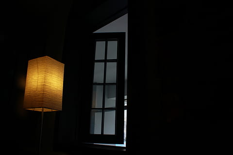 kafejnīca, logu, lampa, tumšs, izgaismots, naktī, nav cilvēku, Spocīgs, apgaismes ierīces, elektriskā lampa, telpās, elektrību, gaisma, mājas istaba, kvēlojošs, mājas interjers, lampas toni, gaismas - dabas parādība, zems leņķa skats, kopēt vietu, elektriskā gaisma, arhitektūra, 5K, CC0, publiskais domēns, bez atlīdzības