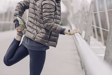 pessoa, segurando, perna, alongamento, raso, fotografia, frio, clima, inverno, Jaqueta, exercício, rastreador, ginástica, acessórios, saúde, uma pessoa, roupas, estilos de vida, estilo de vida saudável, adulto, parte do corpo humano, adulto jovem, dia, esporte, arquitetura, bem-estar, corrida, determinação, capuz, focar em primeiro plano, roupas esportivas, vitalidade, ao ar livre, capuz - roupas, membro humano, 4K, CC0, domínio público, royalty free