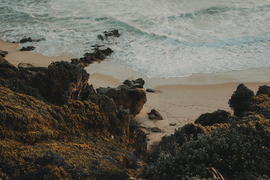 superior, veure la foto, rocós, penya-segat, cos, aigua, vista, foto, cos d'aigua, negre, marró, gris, roques, sorra, mar, Riba, bronzejat, platja, naturalesa, línia de costa, escenics, paisatge, onada, a l'aire lliure, cap gent, rock, bellesa a la natura, rock - object, terra, sòlid, escenics - natura, tranquil·litat, formació de roca, escena tranquil·la, vista d’angle alt, dia, moviment, idíl·lic, escena no urbana, litoral rocós, 5K