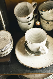 cerámico, taza de te, vidriado, batería de cocina, té, vaso, beber, café - bebida, taza de café, café, adentro, de cerca, nadie, día, naturaleza muerta, envase, mesa, comida y bebida, utensilio de cocina, vista de alto ángulo, cerámica, metal, cuenco, apilar, plato, arreglo, equipo doméstico, grupo de objetos, gran grupo de objetos, vajilla, utensilio para comer, bandeja, 5K, CC0, dominio público, libre de derechos