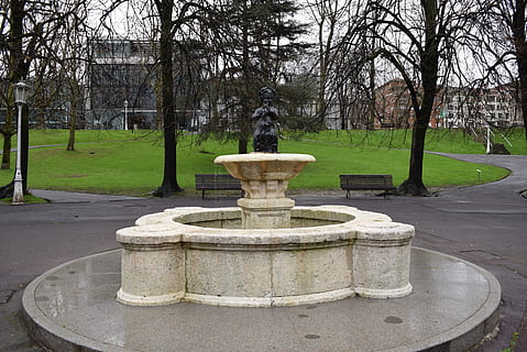 źródło, bilbao, park, drzewo, park - przestrzeń stworzona przez człowieka, roślina, fontanna, sztuki i rzemiosła, rzeźba, Natura, statua, dzień, architektura, reprezentacja, rzemiosło, żadnych ludzi, woda, kreatywność, na dworze, ludzka reprezentacja, materiał kamienny, rozpylający, 2K, CC0, domena publiczna, darmowe zdjęcia