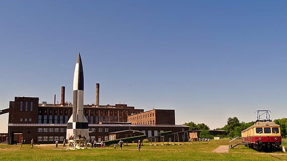 usado, peenemünde, v2, arquitetura, céu, estrutura construída, exterior do edifício, natureza, grama, modo de transporte, céu limpo, ninguém, plantar, dia, veículo terrestre, veículo motorizado, transporte, construção, carro, alto - alto, ao ar livre, exterior do prédio de escritórios, copie o espaço, arranha-céu, 4K, CC0, domínio público, royalty free