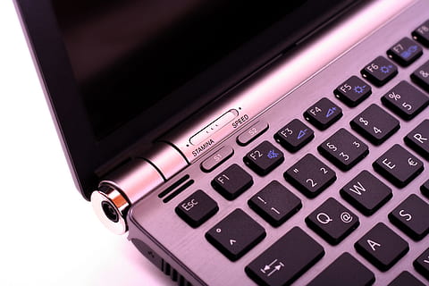 meja tulis, laptop, buku catatan, kantor, bisnis, merapatkan, komputer, papan ketik komputer, koneksi, kontemporer, data, tampilan, elektronik, peralatan, perangkat keras, Internet, keyboard, kunci, surat, mesin, modern, monitor, angka, pc, portabel, layar, teknologi, nirkabel, teknologi nirkabel, komunikasi, tidak ada orang, dalam ruangan, jumlah, objek tunggal, warna hitam, perangkat komputer, tampilan sudut tinggi, memotong, bisnis perusahaan, latar belakang, berwarna perak, peralatan listrik, papan tombol, 2K