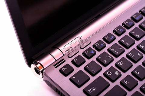 lyserød, sort, bærbar computer, notesbog, tastatur, bærbar, computer, nøgler, computer tastatur, datailaufnahme, forlade, hardware, input enhed, lommeregner, internet, breve, betale, pc, elektronik, teknologi, trådløs teknologi, meddelelse, lyserød farve, indendørs, forretning, ingen mennesker, nummer, tæt på, forbindelse, sort farve, enkelt objekt, computerudstyr, virksomhedernes forretning, høj vinkel visning, skåret ud, sølvfarvet, elektrisk udstyr, 2K, CC0, offentligt domæne, royaltyfrie