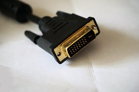dvi, cable, computadora, accesorios, conexión, hardware, cables de monitor, accesorios de computador, procesamiento de datos, eso, conectar, enchufe, tecnología, equipo, adentro, de cerca, comunicación, cable de computadora, electricidad, nadie, Enchufe electrico, enchufe de conexión de red, mesa, tecnología inalámbrica, solo objeto, centrarse en primer plano, Internet, vista de alto ángulo, cable USB, Red de computadoras, equipo eléctrico, Componente eléctrico, fuente de alimentación, 5K, CC0, dominio público, libre de derechos