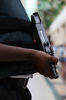 persona, detenzione, nero, uzi, mitragliatore, pistola, agente, armato, armatura, automatico, corpo, guardia del corpo, capo, proiettile, vicino, combattere, crimine, penale, difesa, difendere, arma, gangster, guardia, custode, bandito, investigatore, muscoloso, uccisore, macchina, mitragliatrice, maschio, uomini, militare, ufficiale, persone, polizia, potente, privato, prova, proteggere, protezione, sicurezza, soldato, sorveglianza, terrorismo, terrorista, vip, guardiano, concentrarsi sulle conoscenze acquisite, persone reali, una persona, fucile, mano umana, parte del corpo umano, governo, mano, forze armate, avvicinamento, questioni sociali, comunicazione, uniforme, aggressione, 2K, CC0, dominio pubblico, privo di copyright