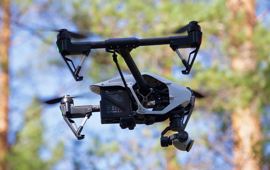 warkot, latać, lot, quadricopter, Fantom, aparat fotograficzny, inwigilacja, aparat fotograficzny - sprzęt fotograficzny, tematy fotograficzne, skupić się na pierwszym planie, technologia, dzień, Natura, na dworze, sprzęt fotograficzny, latający, żadnych ludzi, drzewo, czarny kolor, roślina, czynność, kultura i rozrywka artystyczna, w powietrzu, środek transportu, kamera telewizyjna, filmowanie, wideo, aparat cyfrowy, 5K