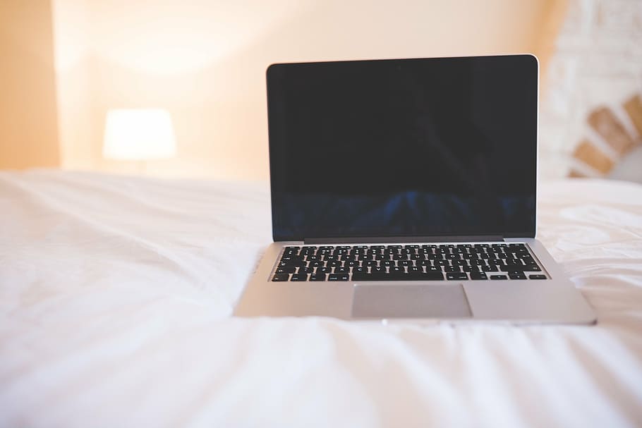 macbook, pro, bílý, matrace, jablko, lůžko, počítač, laptop, bezdrátové technologie, technologie, sdělení, Internet, pomocí přenosného počítače, uvnitř, moderní, přenosnost, spojení, nábytek, ložnice, domácí místnost, kopie prostor, nikdo, Černá barva, detail, počítačová síť, jednoduchost, absence, prázdný, globální komunikace, 5K