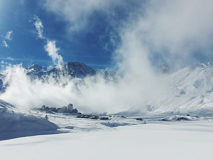 bjergkæde, snefelt, bjerg, Sky, himmel, topmøde, kam, landskab, natur, dal, bakke, sne, vinter, udsigt, rejse, tåge, solrig, dag, kold temperatur, scenics, ro, skønhed i naturen, vejr, rolig scene, sky - himmel, scenics - natur, miljø, is, blå, ingen mennesker, hvid farve, ikke-urbane scene, udendørs, snedækket bjerg, magt i naturen, 2K, CC0, offentligt domæne, royaltyfrie