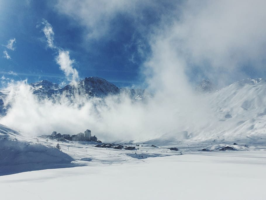 Serra, camp de neu, muntanya, núvol, cel, cim, cresta, paisatge, naturalesa, vall, turó, neu, hivern, vista, viatjar, boira, assolellat, dia, temperatura de fred, escenics, tranquil·litat, bellesa a la natura, temps, escena tranquil·la, núvol - cel, escenics - natura, medi ambient, gel, blau, cap gent, Color blanc, escena no urbana, a l'aire lliure, muntanya nevada, poder a la natura, 2K