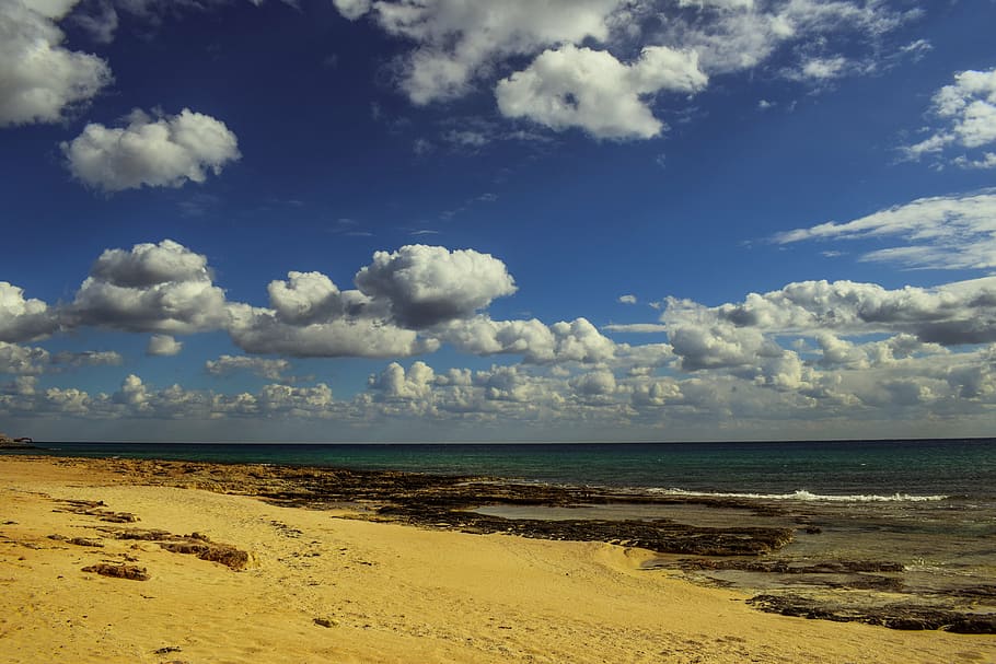 ennuvolat, cel, mar, platja, buit, paisatge, hivern, núvols, mediterrani, Costa, ayia thekla, Xipre, núvol - cel, naturalesa, escenics, sorra, dia, a l'aire lliure, terra, bellesa a la natura, escenics - natura, tranquil·litat, escena tranquil·la, aigua, horitzó, cap gent, escena no urbana, horitzó sobre l’aigua, llum solar, idíl·lic, 5K