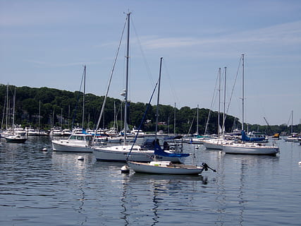 Bootfahren, Dock, Hafen, Wasserfahrzeug, Transport, Wasser, Transportmittel, Segelboot, Pole, Himmel, Mast, festgemacht, Ufergegend, Natur, Tag, keine Leute, Baum, Schönheit in der Natur, Pflanze, Meer, Reflexion, draußen, Yacht, verankert, 2K, CC0, gemeinfrei, lizenzfrei