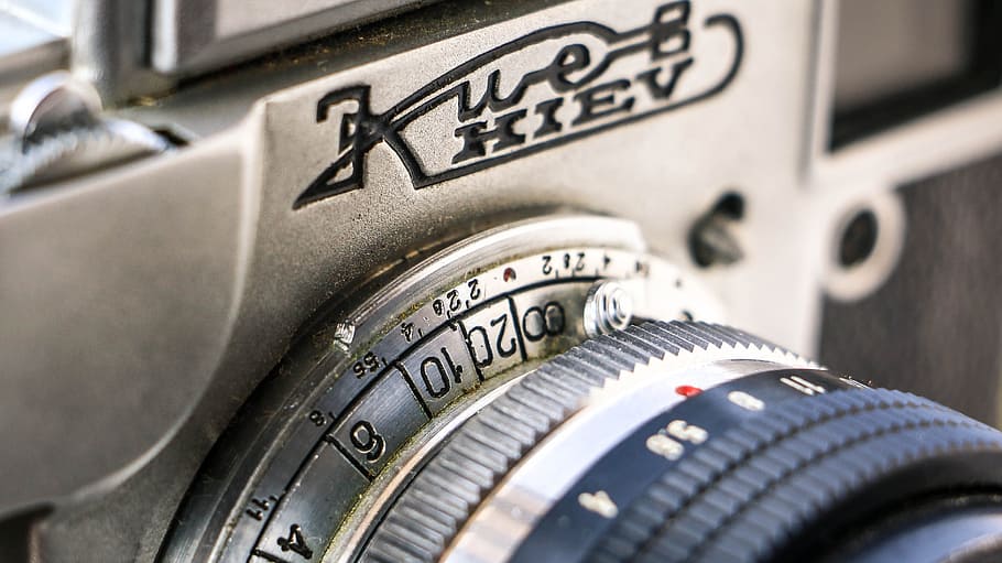 technologie, fotografování, miniaplikace, Fotoaparát, kiev, film, slr, objektiv, zaklapne, bokeh, číslo, detail, řízení, nikdo, selektivní zaměření, extrémní detail, auto, ciferník, strojní část, kov, způsob dopravy, motorové vozidlo, makro, přeprava, podnikání, stroje, text, naléhavost, Rychlost, kolo, pneumatika, stříbrné barvy, ocel, stiskněte tlačítko, 2K