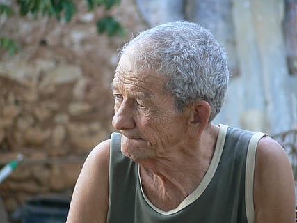 home, dipòsit, superior, mirant, direcció, cuba, vell, personatge, una persona, adult gran, adult, tirada al cap, Cabells grisos, tristesa, depressió - tristesa, contemplació, seriós, retrat, emoció, solitud, primer pla, homes, arrugat, desesperança, rostre humà, cabell blanc, 2K, CC0, domini públic, lliure de regalies