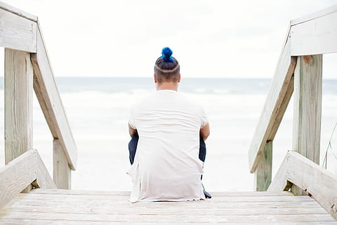 persona, blanco, parte superior, sentado, escalera, frente a, cuerpo, agua, top blanco, cuerpo de agua, al aire libre, mujer, mar, una persona, adulto, playa, etnia caucásica, gente, vista trasera, vacaciones, verano, naturaleza, día, estilos de vida, copia espacio, Sólo para adultos, hombres, actividad de ocio, arquitectura, cielo, relajación, ropa casual, tranquilidad, estructura construida, mirando a la vista, contemplación, 5K, CC0, dominio público, libre de derechos