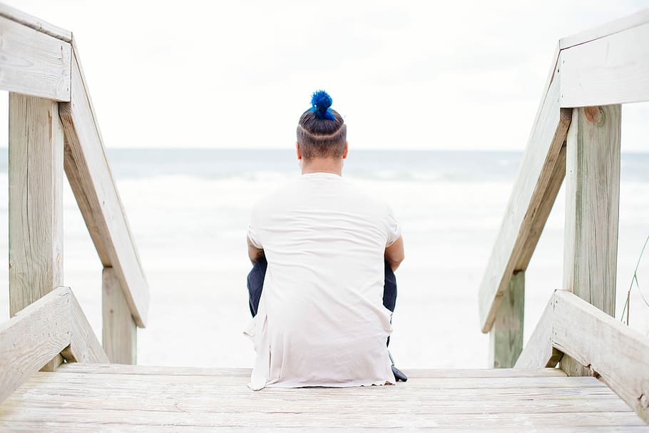 Person, Weiß, oben, Sitzung, treppe, gegenüber, Karosserie, Wasser, weißes Top, Gewässer, draußen, Frau, Meer, eine Person, Erwachsene, Strand, kaukasischer Abstammung, Menschen, Rückansicht, Urlaube, Sommer-, Natur, Tag, Lebensstile, kopieren sie platz, nur für Erwachsene, Männer, Freizeitbeschäftigung, die Architektur, Himmel, Entspannung, Urlaub, Legere Kleidung, Ruhe, gebaute Struktur, Blick auf Ansicht, Betrachtung, 5K