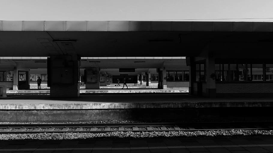 foto in scala di grigi, ferrovia, stazione, piattaforma, treno, traccia, trasporto ferroviario, mezzi di trasporto, trasporto pubblico, architettura, piattaforma della stazione ferroviaria, stazione ferroviaria, struttura costruita, modo di trasporto, colonna architettonica, nessuno, viaggio, cielo, giorno, esterno dell'edificio, natura, all'aperto, treno - veicolo, 4K