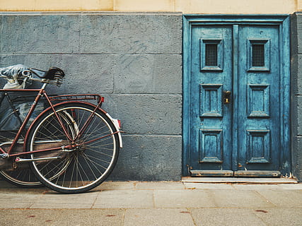 Marrone, bici da città, blu, porta, architettura, costruzione, infrastruttura, parete, bicicletta, strada, vecchio, scena urbana, vecchio stile, all'aperto, struttura costruita, mezzi di trasporto, nessuno, esterno dell'edificio, giorno, città, veicolo terrestre, Entrata, modo di trasporto, sicurezza, chiuso, caratteristica della parete, stazionario, ruota, 5K, CC0, dominio pubblico, privo di copyright