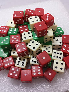dø, terninger, gambling, spille, spil, chance, held, rød, grøn, hvid, fritidsspil, terningform, mulighed, kunstkultur og underholdning, stilleben, indendørs, høj vinkel visning, tæt på, stor gruppe af objekter, bord, form, geometrisk form, lempelse, fritidsaktivitet, fik øje på, multi farvet, ingen mennesker, chancespil, 4K, CC0, offentligt domæne, royaltyfrie