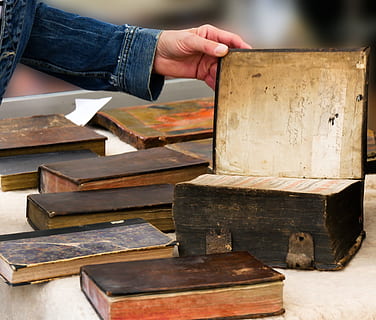 person åbning, Bestil, ved godt, lære, Læs, gammel, gamle bog, litteratur, uddannelse, undersøgelse, skole, bogsider, bibliotek, historisk, bundet, slog, reol, en person, menneskelig kropsdel, menneskelig hånd, rigtige mennesker, hånd, beskæftigelse, dag, bedrift, træ - materiale, midsection, fokus på forgrunden, tæt på, kropsdel, indendørs, natur, livsstil, bord, uigenkendelig person, 2K, CC0, offentligt domæne, royaltyfrie