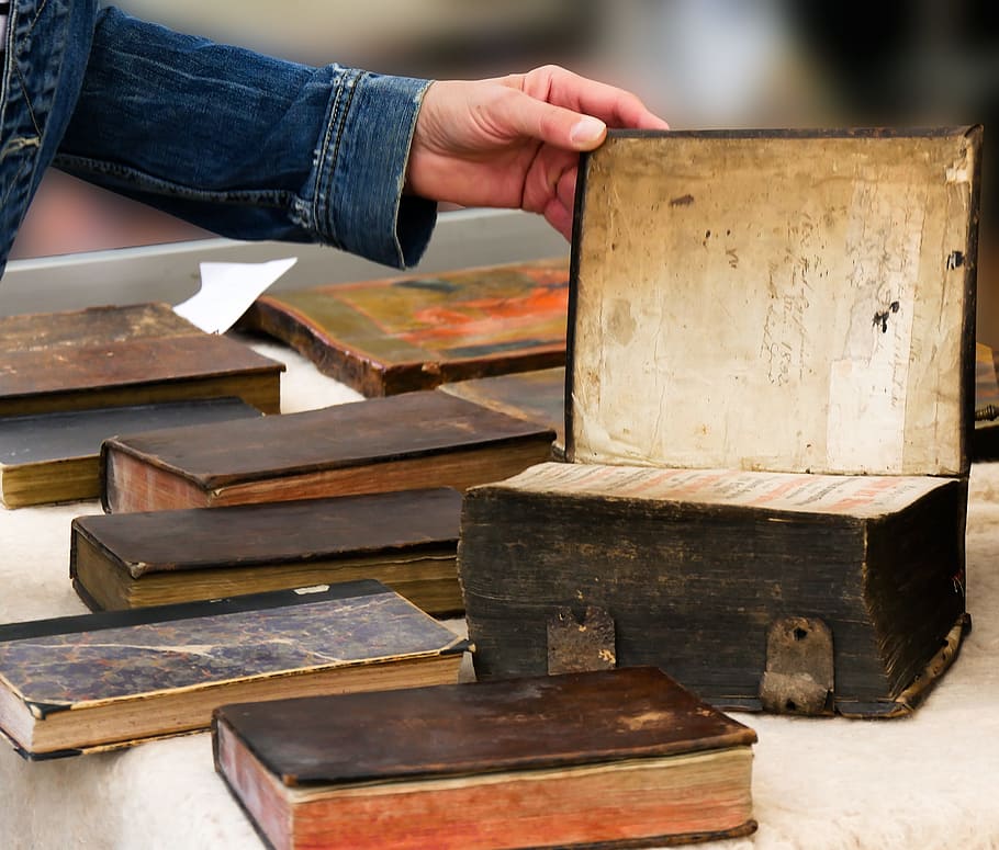 person åbning, Bestil, ved godt, lære, Læs, gammel, gamle bog, litteratur, uddannelse, undersøgelse, skole, bogsider, bibliotek, historisk, bundet, slog, reol, en person, menneskelig kropsdel, menneskelig hånd, rigtige mennesker, hånd, beskæftigelse, dag, bedrift, træ - materiale, midsection, fokus på forgrunden, tæt på, kropsdel, indendørs, natur, livsstil, bord, uigenkendelig person, 2K