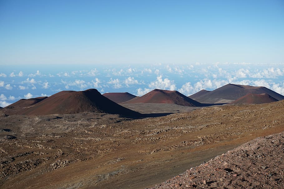 Foto, bakker, skyer, Vulcano, bakke, landskab, couldscape, solrig, bjerg, scenics - natur, rolig scene, himmel, skønhed i naturen, ro, jord, ikke-urbane scene, geologi, ingen mennesker, fysisk geografi, miljø, natur, fjern, dag, ørken, idyllisk, bjergkæde, tørt klima, klima, udendørs, formation, 5K