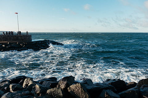 giorno di tempesta, tempestoso, giorno, paesaggio, natura, mare, acqua, onda, costa, roccia - oggetto, spiaggia, cielo, blu, nessuno, all'aperto, orizzonte sull'acqua, orizzonte, roccia, scenics - natura, movimento, bellezza nella natura, solido, terra, sport, rottura, 4K, CC0, dominio pubblico, privo di copyright
