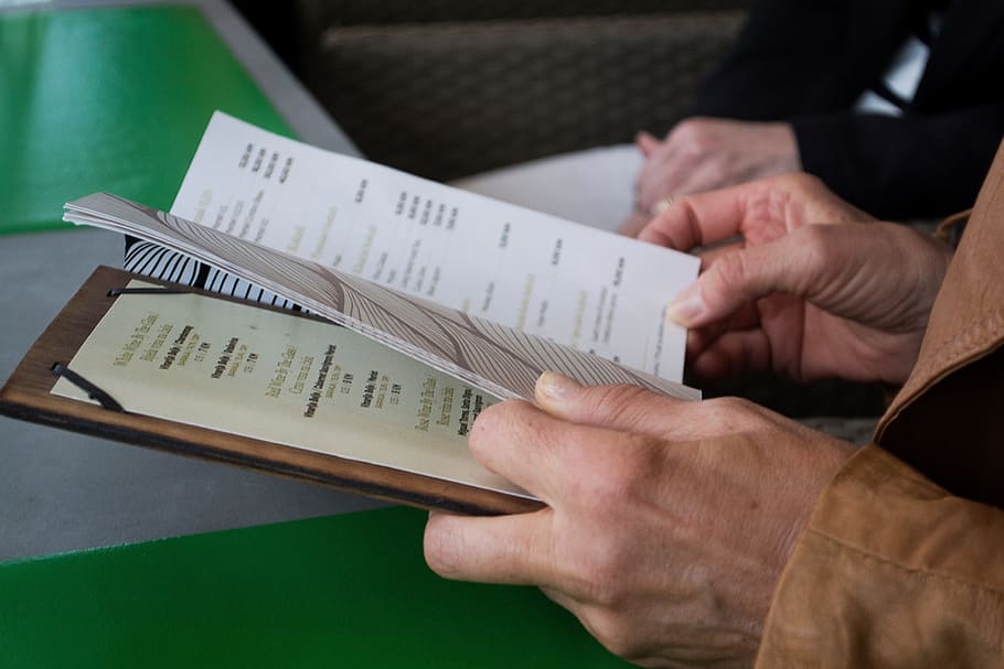 mano, mesa, menú, leyendo, mano humana, papel, adulto mayor, adentro, hombres, parte del cuerpo humano, gente, adulto, texto, de cerca, dos personas, participación, educación, vista de alto ángulo, publicación, libro, aprendizaje, día, 4K