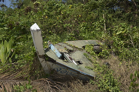 selva, perdió, varado, tsunami, Tailandia, 1992, destrucción, aguas revueltas, desastre natural, planta, tierra, modo de transporte, crecimiento, naturaleza, transporte, día, campo, abandonado, árbol, color verde, hierba, vehículo terrestre, dañado, nadie, atropellar, obsoleto, Vehículo de motor, coche, disminución, deterioro, al aire libre, 5K, CC0, dominio público, libre de derechos