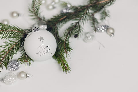 putih, soal yg sepele, di samping, karangan bunga, fotografi jarak dekat, perhiasan natal, dekorasi mutiara, perak, pohon, dedaunan, perayaan, liburan, hari Natal, hiasan Natal, dekorasi Natal, pohon Natal, dekorasi, merapatkan, dalam ruangan, salju, tidak ada orang, liburan - acara, tembakan studio, alam, peristiwa, menanam, bola, pohon pinus, berwarna perak, jarum - bagian tanaman, pohon cemara, pohon jenis konifera, turun salju, 5K, CC0, domain publik, bebas royalti