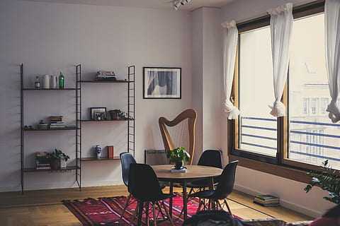rundă, maro, de lemn, masa, fereastră, interior, Acasă, mese, cameră, apartament, mobila, harpă, design interior, covor, rafturi, raft, scaun, casă, Berlin, camera de zi, acasă interior, în interior, home interior vitrine, absență, pardoseală, sufragerie, zi, nici o persoana, viața de familie, arhitectură, cadru, ramă foto, modern, luxos, plantă de casă, 5K, CC0, domeniu public, fără drepturi de autor