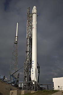 conto alla rovescia, lancio del razzo, SpaceX, decollo, lanciare, fiamme, propulsione, spazio, razzo, velocità, veicolo, missile, motore a razzo, mezzi di trasporto, trasporto, navicella spaziale, energia, volante, carburante, capo salvifico, trampolino di lancio, aerospaziale, scoperta, industria, montagne russe, struttura costruita, fabbrica, industria petrolifera, nessuno, cielo, architettura, natura, Inquadratura dal basso, giorno, metallo, all'aperto, tecnologia, combustibile e produzione di energia, nuvola - cielo, esterno dell'edificio, alto - alto, sviluppo, macchinario, edificio industriale, equipaggiamento industriale, distretto industriale, 2K, CC0, dominio pubblico, privo di copyright