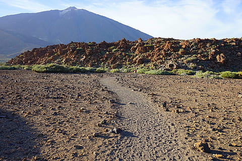 teide, uzakta, yol, kum, çöl, lav, lav akışı, bazalt, teide milli parkı, tenerife, Kanarya Adaları, cañadas oku, dağ, volkan, zirve, Pico del Teide, teyde, 3718 m, 3718 metre, 3718, taş çölü, ay manzarası, kuru, Sıcak, manzaralar - doğa, doğa, doğada güzellik, insansız, gün, gökyüzü, peyzaj, çevre, huzur, sakin sahne, kentsel olmayan sahne, dağ silsilesi, arazi, bulut - gökyüzü, katı, Kaya, açık havada, kaya - nesne, kir, iklim, dağ zirvesi, formasyon, yarı kurak, kurak iklim, 5K, CC0, kamu malı, telif ücretsiz