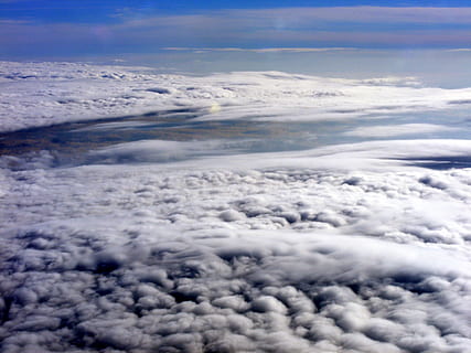 núvol, blanc, avió, dia, boirina, cel, la bruma, núvol - cel, naturalesa, cloudscape, fons, vista aèria, bellesa a la natura, escenics - natura, escena tranquil·la, tranquil·litat, cap gent, a l'aire lliure, Color blanc, idíl·lic, vehicle aeri, majestuós, suavitat, medi ambient, por, meteorologia, 2K, CC0, domini públic, lliure de regalies