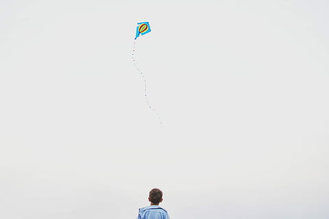 menino jogando pipa, Garoto, olhando, pipa, criança, céu, nuvem, homens, uma pessoa, infância, atividade de lazer, papagaio - brinquedo, copie o espaço, machos, vôo, natureza, visão traseira, estilos de vida, descendência, dia, Tiros na Cabeça, ar, pessoas reais, liberdade, ao ar livre, 5K, CC0, domínio público, royalty free