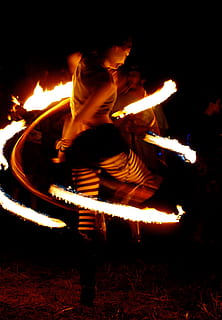 Feuer Feuer, Feuertänzer, Strumpfhose, dunkel, Geschwindigkeit, Feuer, Performance, Orange, Verschluss, lodern, brennen, Flamme, Achtung, Fotografie, Künstler, einzigartig, Person, Licht, Kultur, Feuertanzen, genial, Tänzer, tanzen, drehen, Aktivität, Verbrennung, Hitze - Temperatur, Nacht-, Bewegung, draußen, Feuer - natürliches Phänomen, Natur, glühend, Umgebung, Bewegungsunschärfe, Log, Holz - Material, eine Person, Brennholz, echte Menschen, orange Farbe, Langzeitbelichtung, Land, Holz, Lagerfeuer, 2K, CC0, gemeinfrei, lizenzfrei