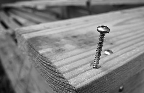 Schraube, Schraubengewinde, Schraubenkopf, Hardware-, Metall, Chrom, glänzend, Nüsse, Schrauben, Holz, Zimmerei, beitreten, Arbeit, manuell, Fix, keine Leute, Nahansicht, Holz - Material, Fokus auf den Vordergrund, selektiver Fokus, Tag, High Angle View, einzelnes Objekt, Muster, draußen, Wasser, alt, Natur, Wandbau - Funktion, die Architektur, gebaute Struktur, stehlen, silberfarben, 4K, CC0, gemeinfrei, lizenzfrei