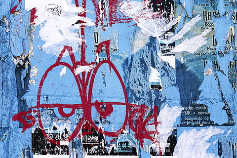 sfondo, struttura, strappato, carta, carta strappata, graffiti, etichettatura, parete, arte muraria, arte, calcestruzzo, urbano, grunge, dipinto, vernice spray, grungy, viso, cartone animato, blu, dipingere, rosso, testo, finestra, nessuno, fotogramma intero, architettura, caratteristica della parete, giorno, intemperie, vecchio, struttura costruita, arte e artigianato, sceneggiatura occidentale, comunicazione, cattiva condizione, sfondi, creatività, all'aperto, manifesto, corri giù, rovinato, 4K, CC0, dominio pubblico, privo di copyright
