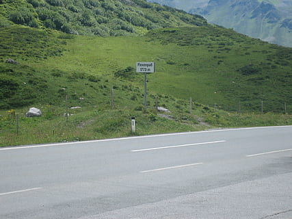 Montagne, alpin, route, signe, transport, symbole, plante, personne, marquage, marquage routier, la communication, journée, terre, tranquillité, paysage, herbe, beauté dans la nature, scène tranquille, paysages - nature, la nature, couleur verte, en plein air, 1080P, CC0, domaine public, libre de droits