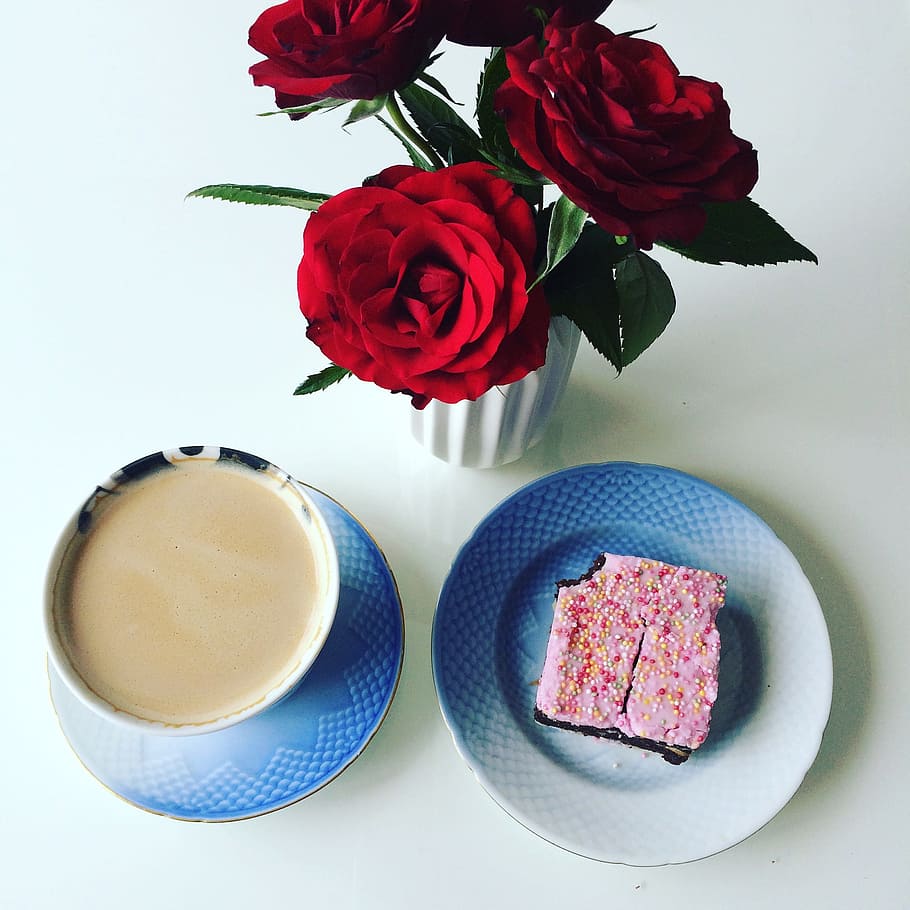 ro, kaffekaka, kaffe, kaka, röd, blomma, vas, friskhet, mat och dryck, vit bakgrund, blommande växt, växt, inomhus, tabell, råna, dryck, reste sig, ros, förfriskning, skönhet i naturen, kopp, kaffekopp, kaffe - dryck, natur, närbild, inget folk, blomhuvud, blomsterarrangemang, frestelse, 1080P